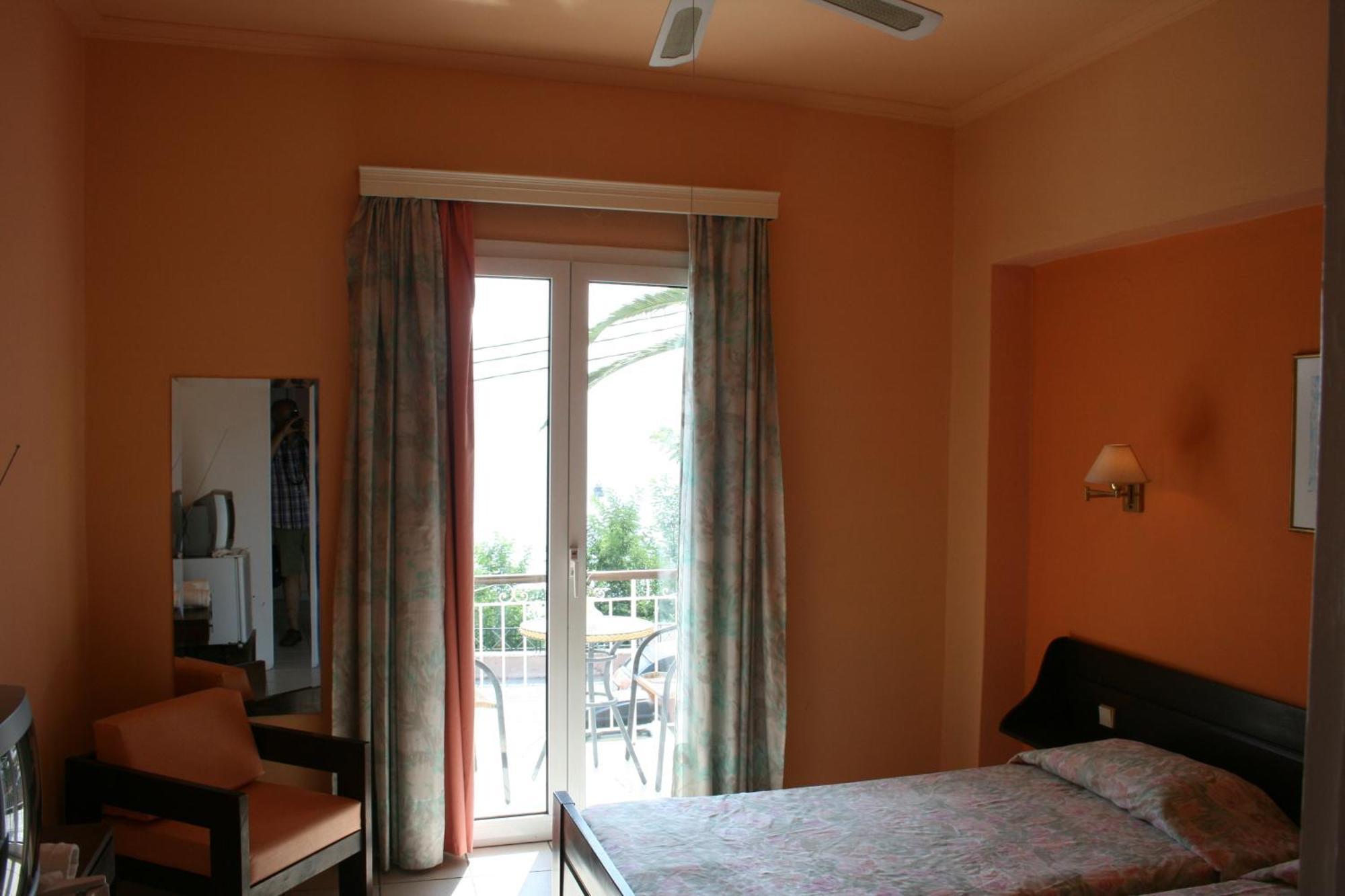 Aegli Hotel Перама Экстерьер фото
