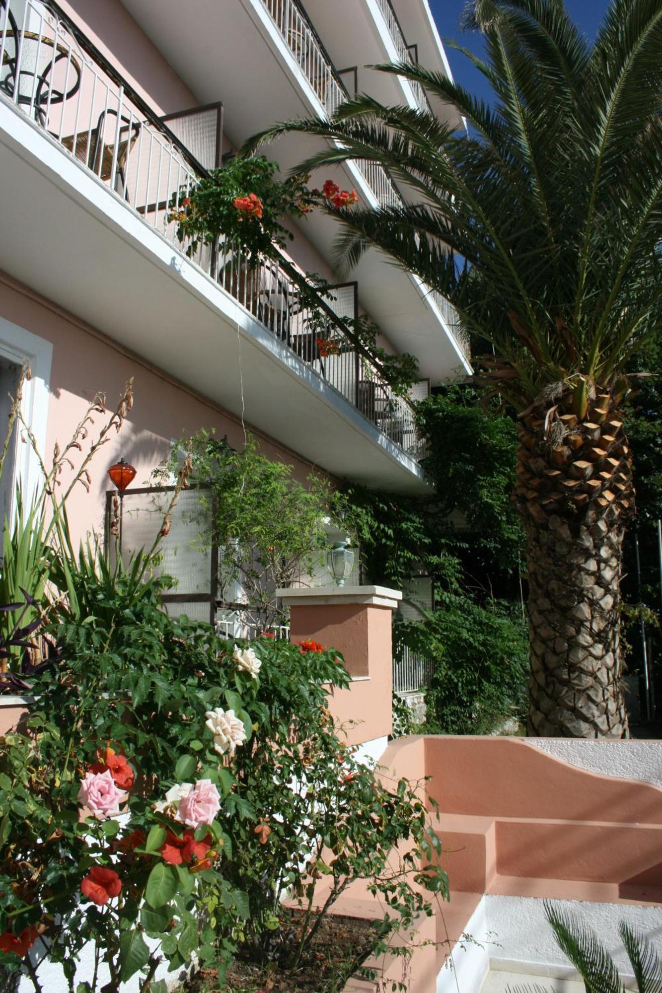 Aegli Hotel Перама Экстерьер фото
