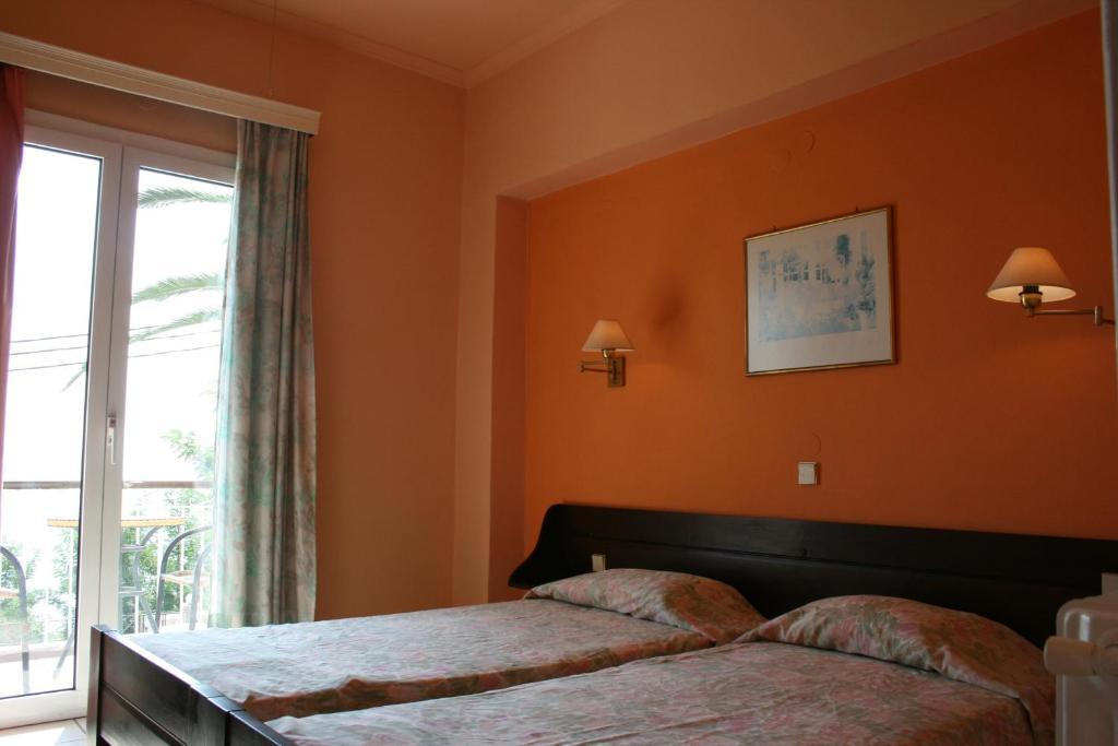Aegli Hotel Перама Экстерьер фото
