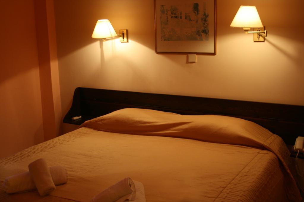 Aegli Hotel Перама Экстерьер фото