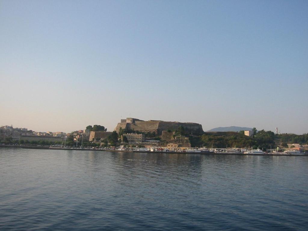 Aegli Hotel Перама Экстерьер фото