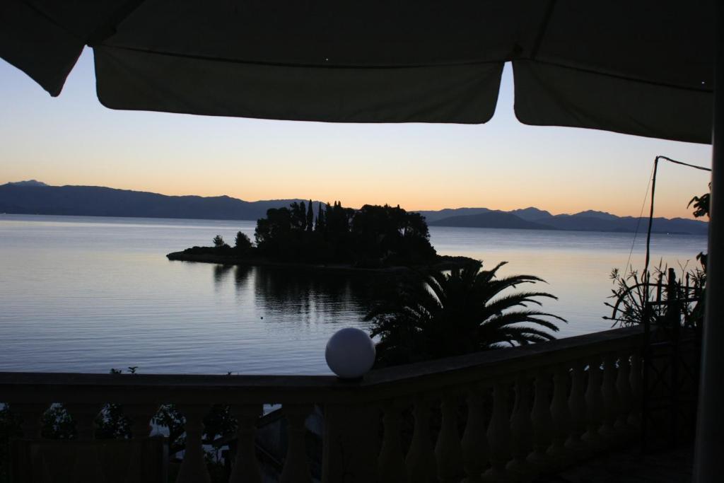 Aegli Hotel Перама Экстерьер фото