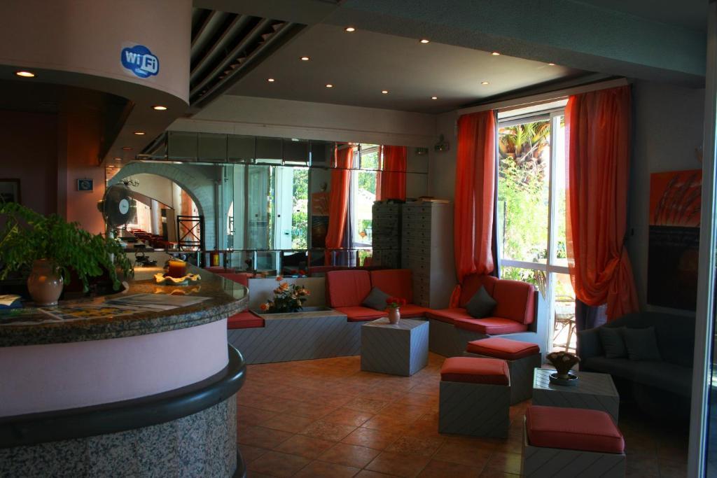 Aegli Hotel Перама Экстерьер фото