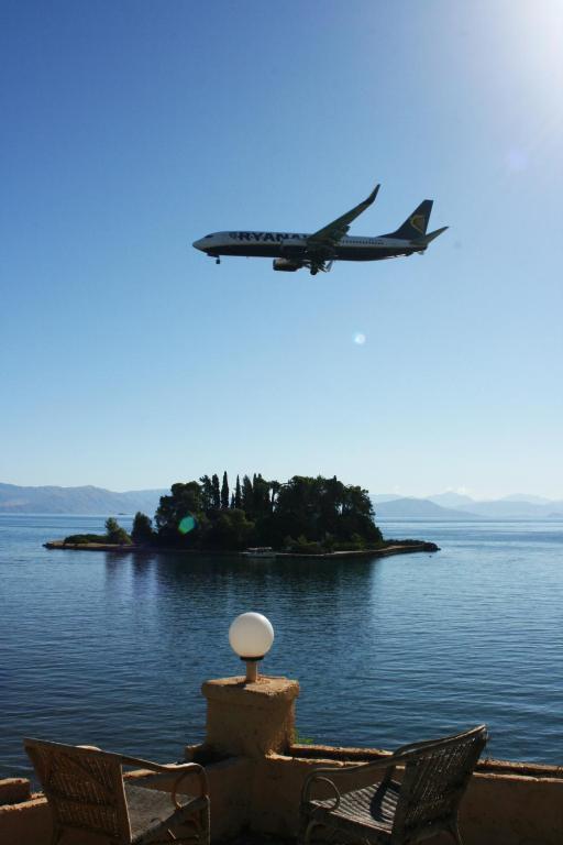 Aegli Hotel Перама Экстерьер фото