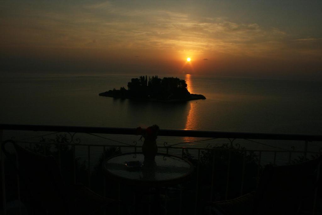 Aegli Hotel Перама Экстерьер фото