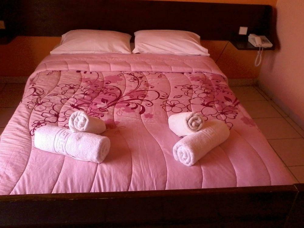 Aegli Hotel Перама Экстерьер фото